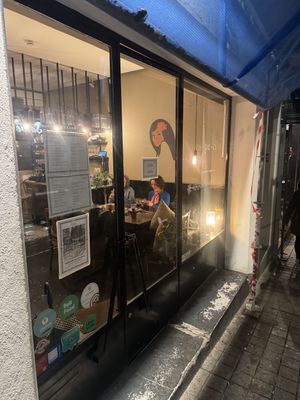 Hello  at Espécie in Porto