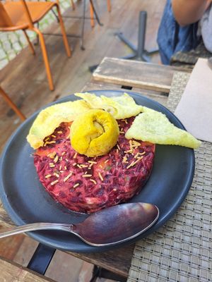 Beetroot and mango starter at Espécie in Porto