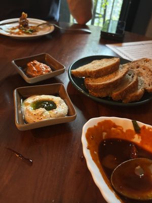 Pão e dips   at Espécie in Porto