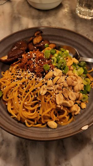 Noodlws with peanut sauce and shitake at Espécie in Porto