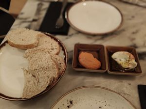 Pan y dips at Espécie in Porto