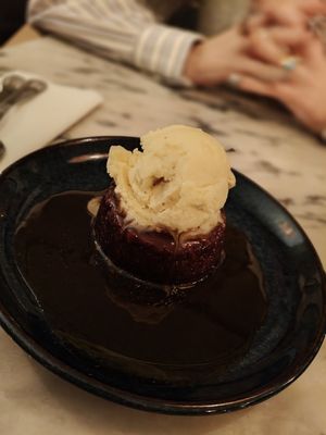 Sticky toffee at Espécie in Porto