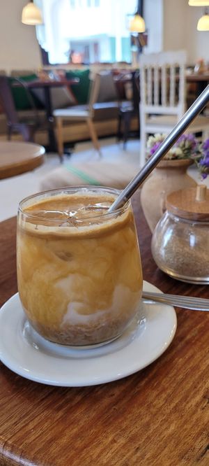Iced coffee with almond milk at Coffee Trotter in Aguas Calientes