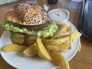 Vegan burger, wedges and vegan sour cream   at Lumberjack Bio-Bergrestaurant in Kleinarl
