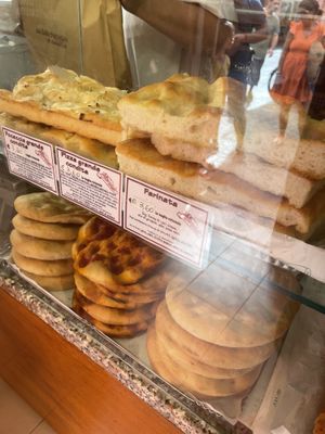 Focacce interne: cipolle evo, normale evo, trancio pizza, tonda olio girasole, pizza tonda olio girasole  at Panificio Stagnin di Moretto Elisabetta in Carloforte