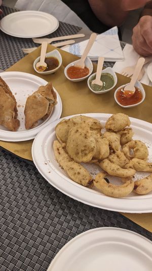 Vegan samosas and tempura vegetables (sauces all vegan except from the yoghurt dip, not pictured) at Just Desi in Lecce