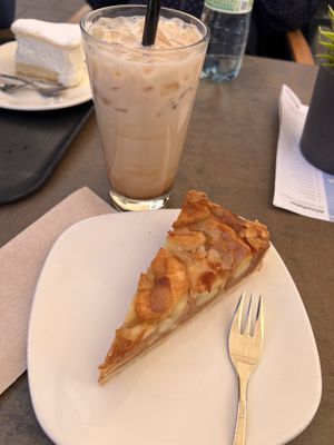 Sehr leckerer Apfelkuchen und Iced Chai Latte😄 at Junge Die Bäckerei in Stralsund