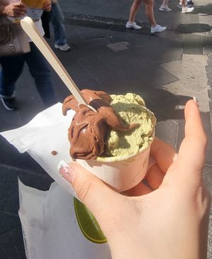 Gelato pistaccio and chocolate at Cento Gelato Artigianale Italiano in Naples