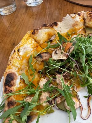 carrot, musgroom, pepper, zuccini and ruccola toppings on the pizza  at In Bocca Al Lupo in Altea