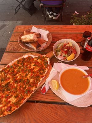 Vegane Lahmacun mit Salat (5 €) und Linsensuppe 🤤  at Tantuni Haus in Cologne