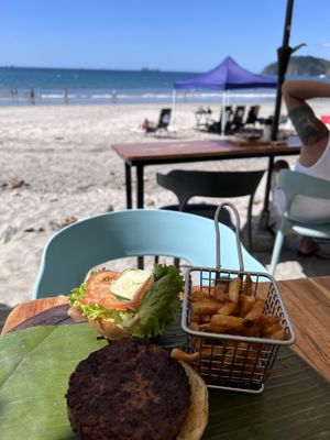  Plant based beyond burger 🍔  #Veganuary at Coco Loco in Playa Flamingo