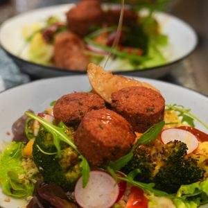 Vegan salad at Adam et Eve Cafe - Restaurant Végétarien in Paris