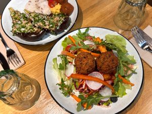Salade du moment at Adam et Eve Cafe - Restaurant Végétarien in Paris