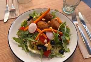 salade bien-être d’Adam et Ève Café  at Adam et Eve Cafe - Restaurant Végétarien in Paris