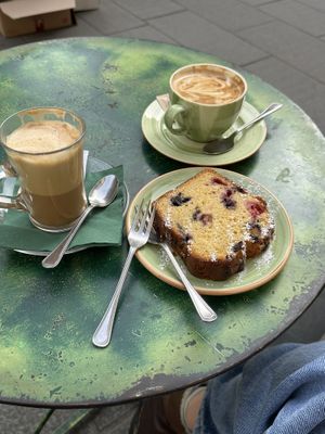 Cafe latte, Capuccino, plum cake  at Rivarno Café in Florence