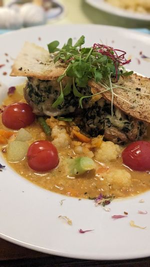 Spinat-Semmelknödel mit Rote Linsen-Gemüse-Curry (21€) at Weinstube Grimm in Rottweil