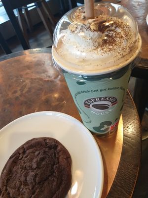 Chocolate cookie and vegan vanilla espresso frappino at Espresso House - Kongens Nytorv in Copenhagen