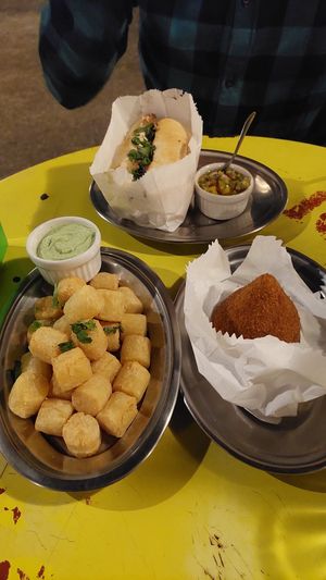 Porção de mandioca, coxinha de jaca e sanduíche de pernil at Brise Bar & Café in Curitiba