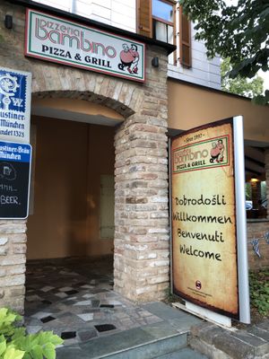 The door from the main road  at Pizzeria Bambino in Fazana