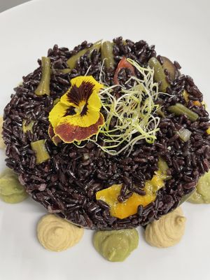 Riso venere con verdure estive, hummus di ceci e crema di avocado  at La Rotonda in Tirano