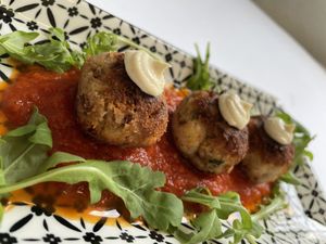 Polpette di legumi con salsa al pomodoro e crema di anacardi  at La Rotonda in Tirano