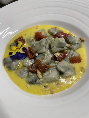 Gnocchi di ortiche con crema allo zafferano, noci e pomodorini secchi   at La Rotonda in Tirano