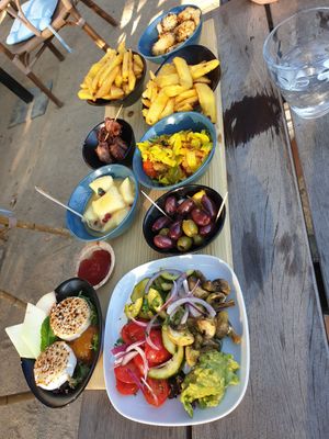 Vegan: Steakhouse-Pommes, Oliven, Spitzkohl-Gemüse, Ceviche-Salat mit Guacamole, Süß-Scharfer Blumenkohl at Taparazzi Restaurant Prerow in Prerow