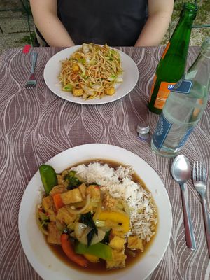 Nr.7 Bami Gai (ohne Fleisch mit Tofu), Nr.10 Pad Kra Pau Nüa (ohne Fleisch mit Tofu) at Ton Kun - Kiosk in Muehldorf