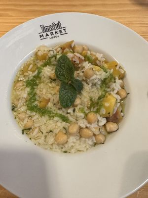 Susana Felicidade had two FANTASTIC vegan options! The rice and chickpeas were super tasty! Pic doesn’t do it justice!  at Time Out Market in Lisbon