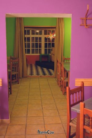 Pasillo que conecta el salón morado, el verde y la zona de sofás. at La Casa Vegana in Murcia