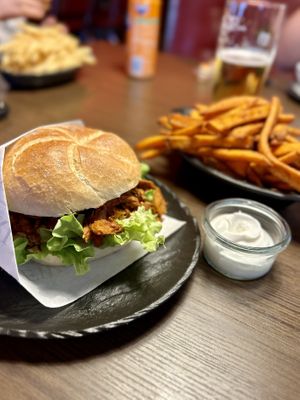 Vegan Pulled BBQ Burger mit Süßkartoffel-Pommes und veganer Mayonnaise  at Happm Pappm in Lana