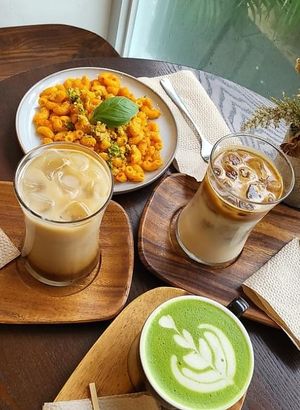 Pair you Cafe Latte or Matcha Latte with Greenbar’s Mac & Cheese 🧀  at Through Habit in Quezon City