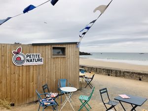 The outside (most seating on the other side)  at Petite Nature in Saint-lunaire