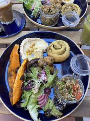Vegan breakfast with juice/iced tea and hot drink  at Hododa in Marseille