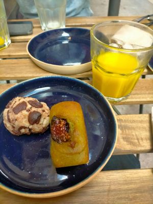 Le dessert avec un option à choisir : financier ou cookie at Hododa in Marseille