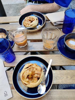 Apple and cinnamon rolls at Hododa in Marseille