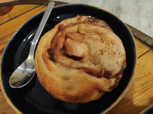 Dessert : roulé aux pommes et à la cannelle at Hododa in Marseille