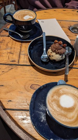 Flatwhite und Schoko-Mandel-Cookie at Hododa in Marseille