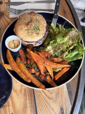 Burger et frites de patate douce  at Hododa in Marseille