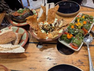 Gefüllte Aubergine, großartiger Fatteh Dip, gefüllte Paprika at Hododa in Marseille