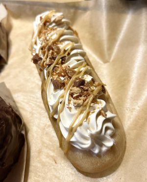 Vegan eclair with "buttercream", caramel and almonds at 2022_place - Pop Up in Yerevan