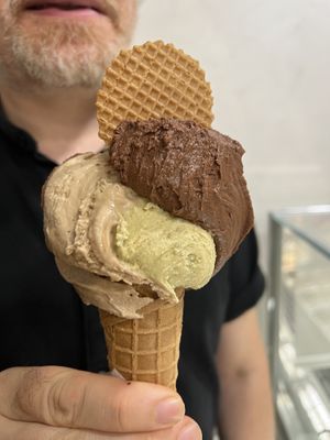 Cioccolato, pistacchio ed espresso gianduia  at Gelateria Franca in Spoltore