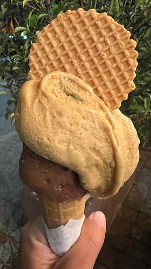 Cioccolato e caramello variegato al pistacchio   at Gelateria Franca in Spoltore