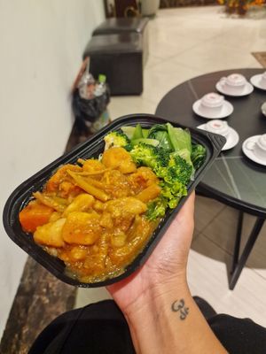 Tofu potato curry with steam veg at Lian Hua Vegetarian in Hanoi