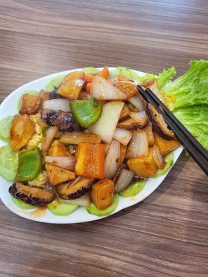 Fried rice with veg, mushrooms and potato at Lian Hua Vegetarian in Hanoi