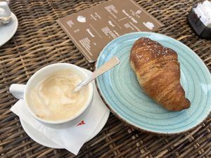 Cappuccio di soia e cornetto vegano  at Caffe Cactus in Golfo Aranci