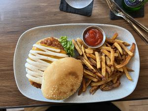 Buffalo Chik’n 🤤   at The Edgy Vedge in George Town