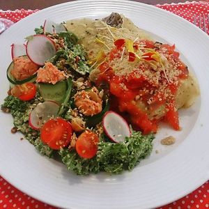 Panqueca de grão-de-bico com recheio de cogumelos paris, espinafre, vagem e molho bechamel defumado servida ao molho de tomates com manjericão; salada de kale, pasta de feijão. at La Rouge in Porto Alegre