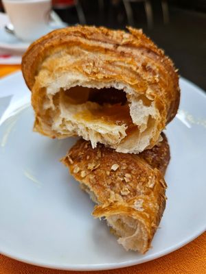 Vegan croissant filled with marmalade at Gelateria Mancini dal 1933 in Sirmione