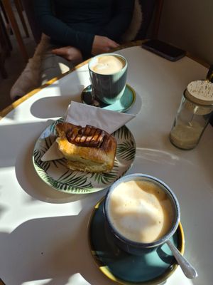 Zimt Schnecke und großer Cappu at MEO's Raum für Genuss & Kreatives in Isny Im Allgaeu